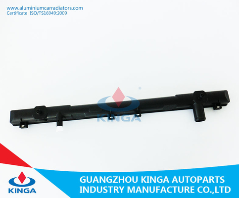 中国 SUZUKI 2001壮大なVITARA OEM 17700-52D00のための車のラジエーターのプラスチック タンク サプライヤー