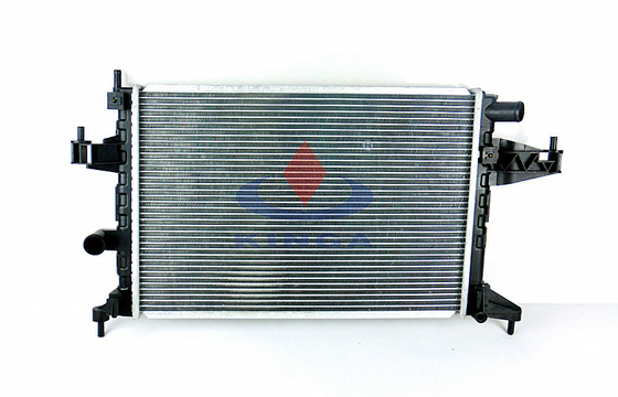 中国 マニュアル トランスミッション車はコンボ OPEL/Corsa C 2000 年の冷却装置のための自動車のラジエーターを分けます サプライヤー